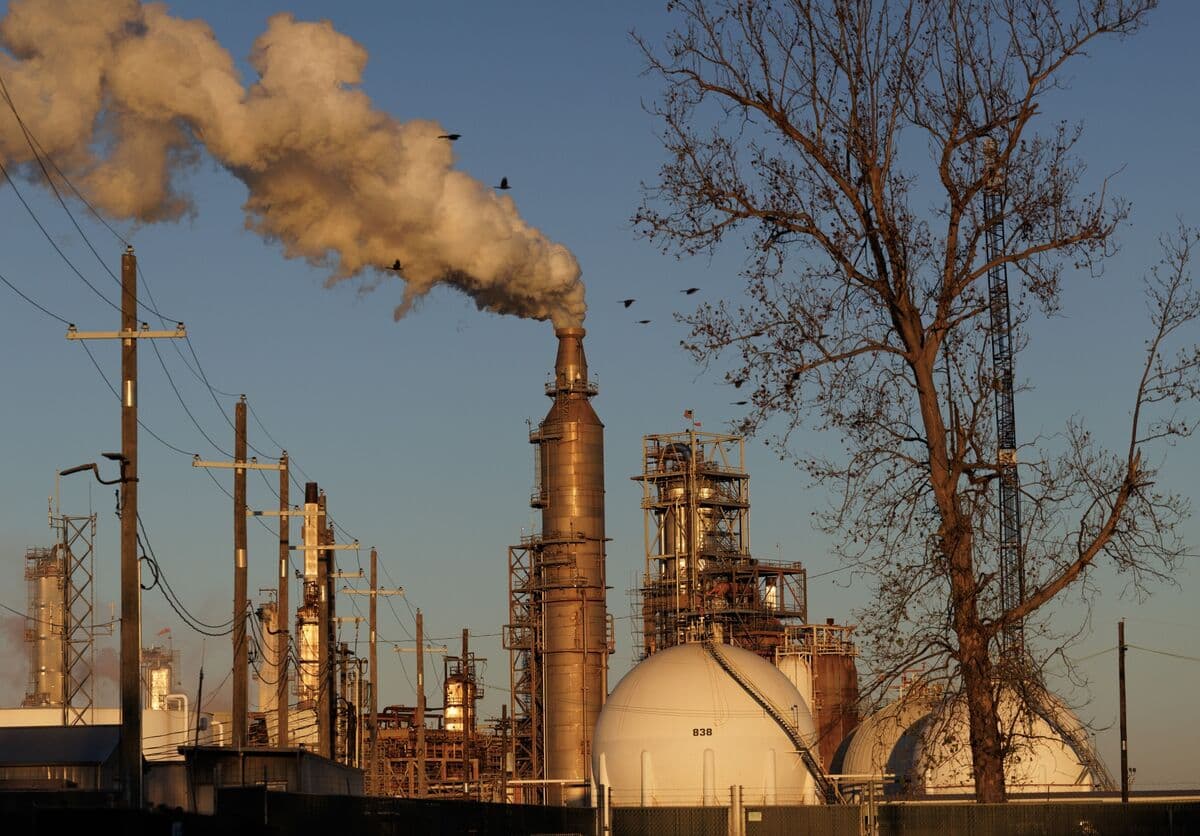 Oil Declines as Trump Sees Deal to End War Nearing 50-Day Mark