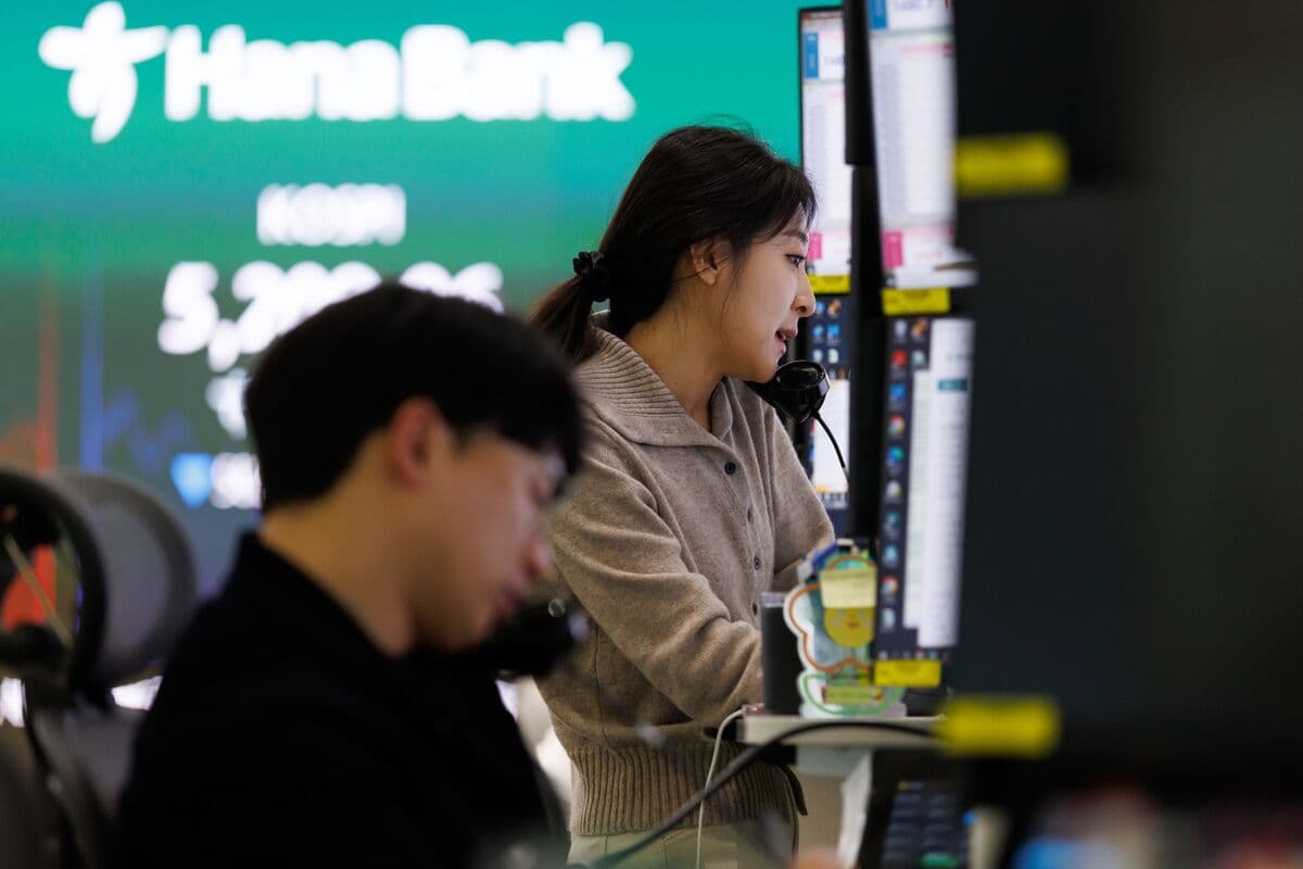 AI Boom Propels Kospi to Record as Tech Giants Defy War Jitters