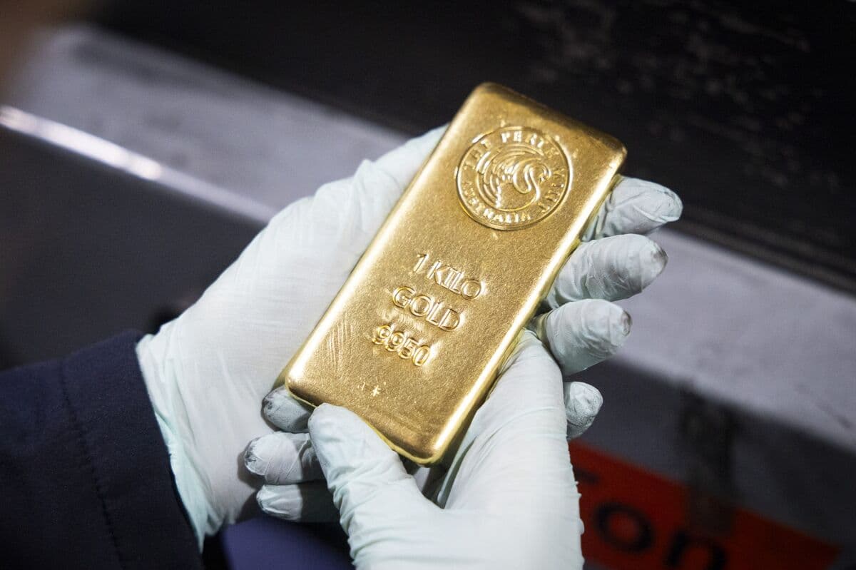 Gold Falls as Renewed Hormuz Disruption Stokes Inflation Concern