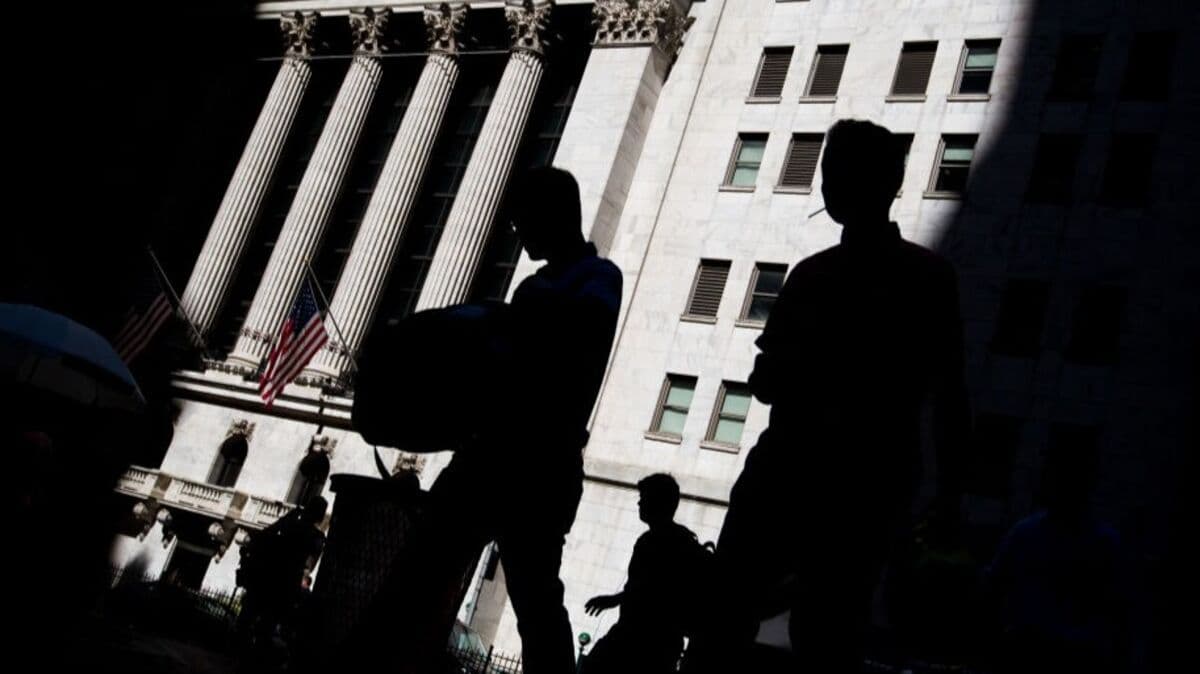 Hedge Funds Get 'Gazumped' in New Poaching Strategy