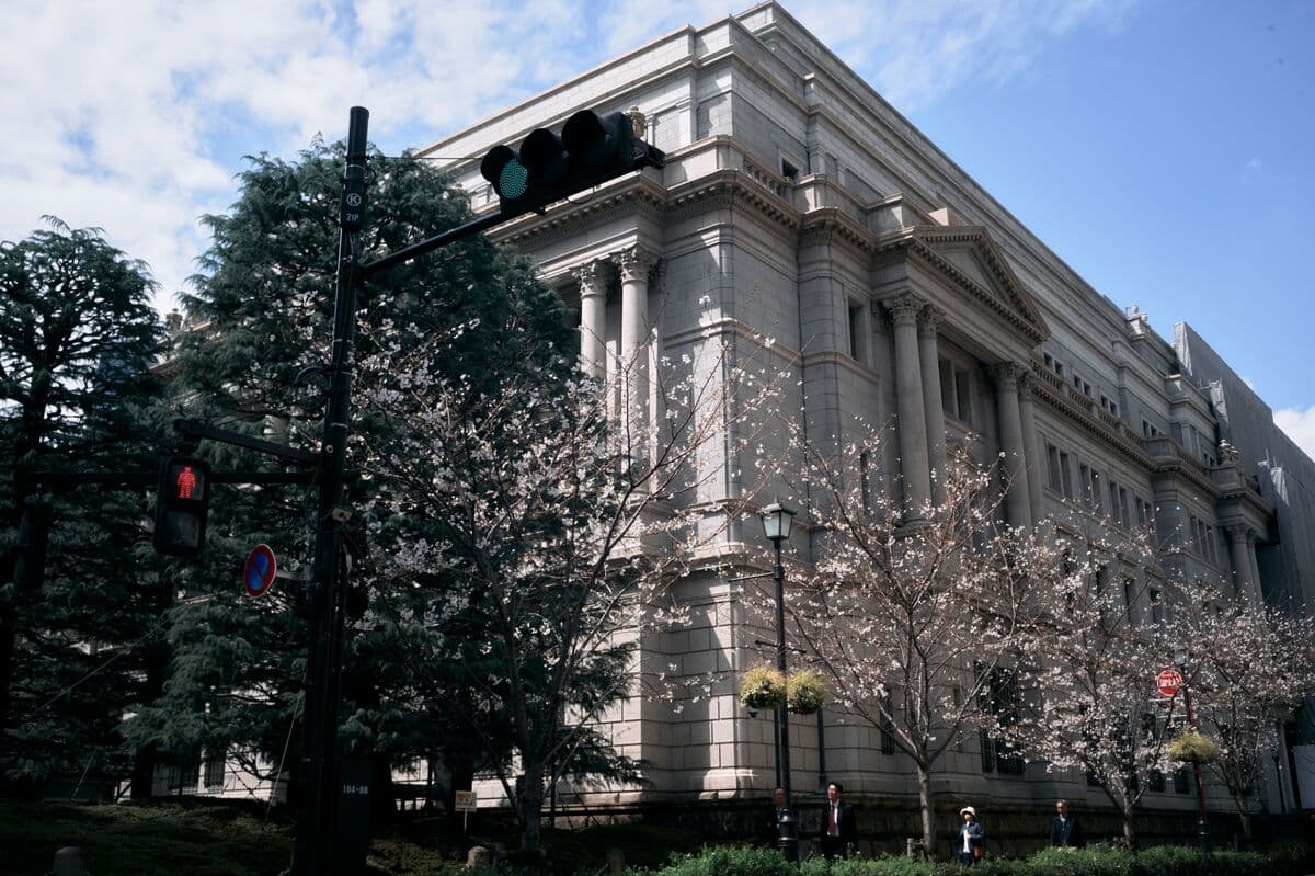 BOJ Flags Risk to Japan Bonds From Foreign Hedge Funds Unwinding