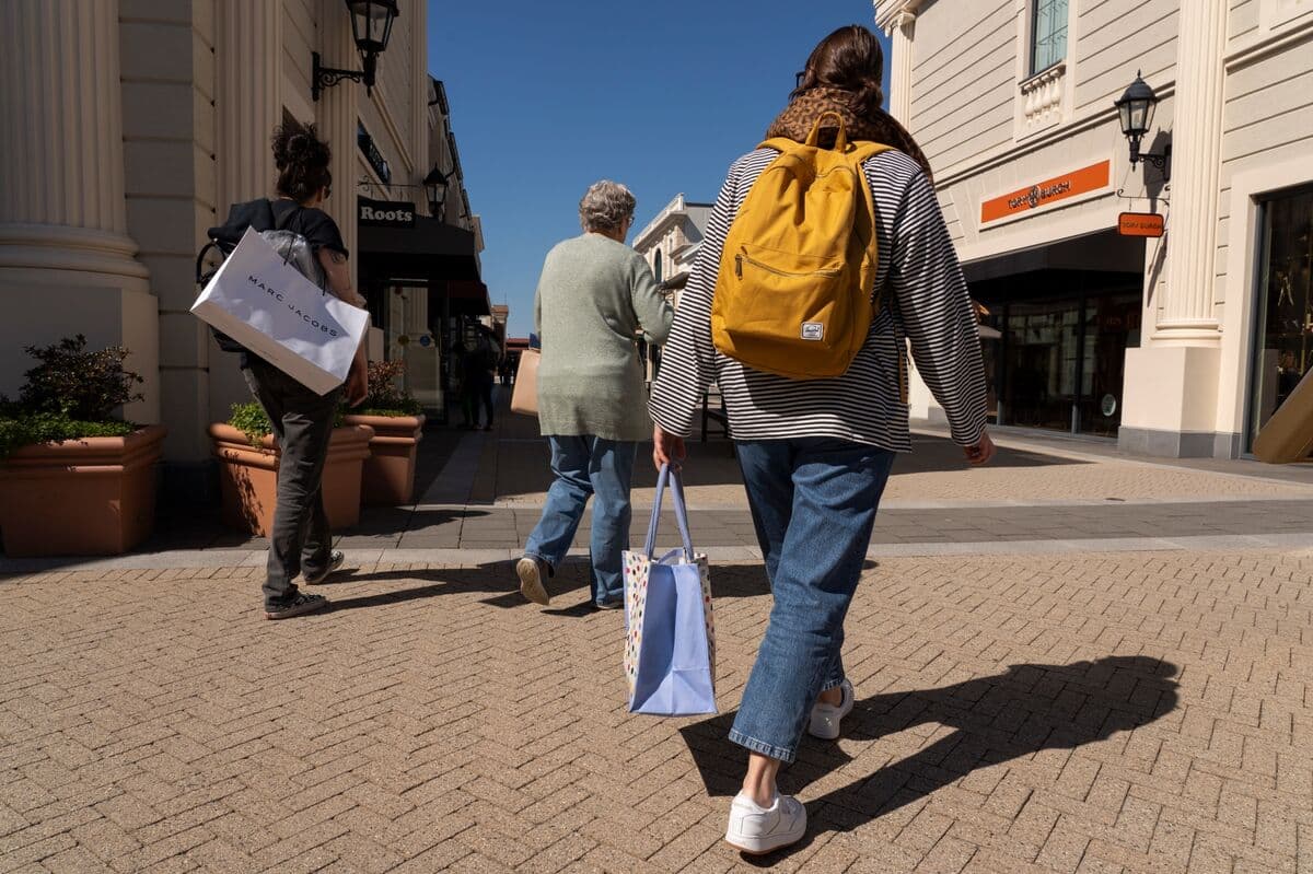 Bank of Canada Surveys Show War Hitting Inflation Expectations