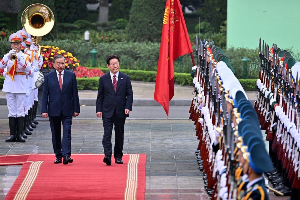 Vietnam, South Korea Ink Deals on Security, Nuclear Power
