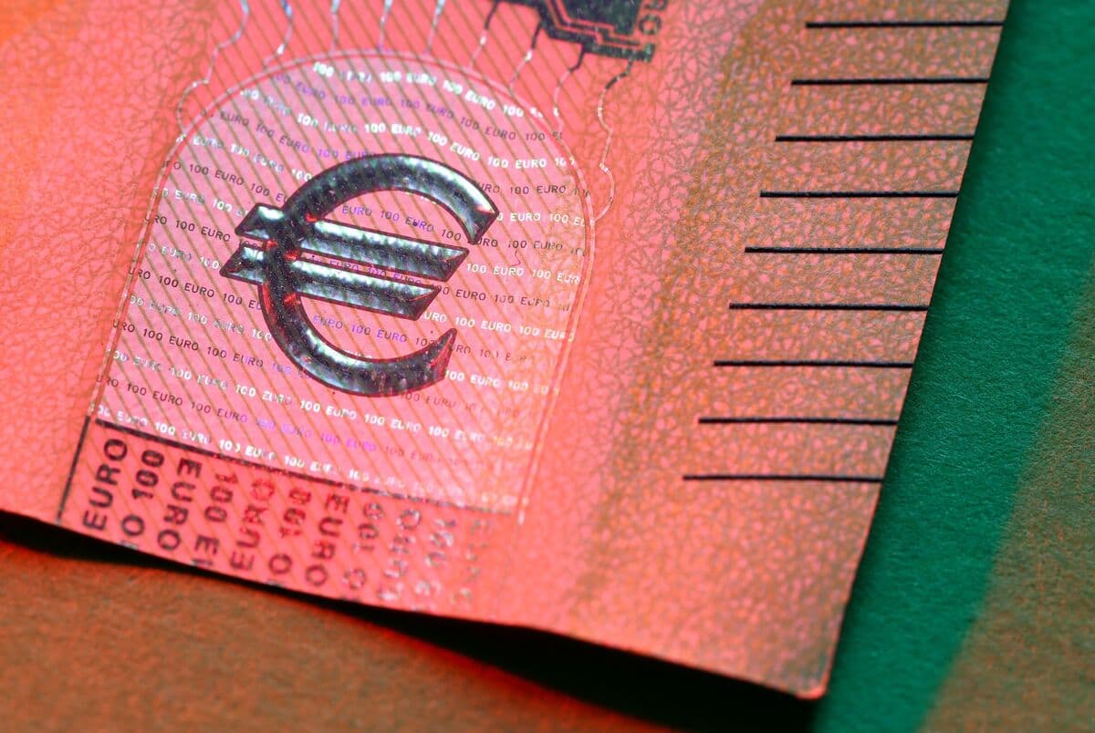 Euro Attracts Bullish Options Buyers as Currency Goes Off Script