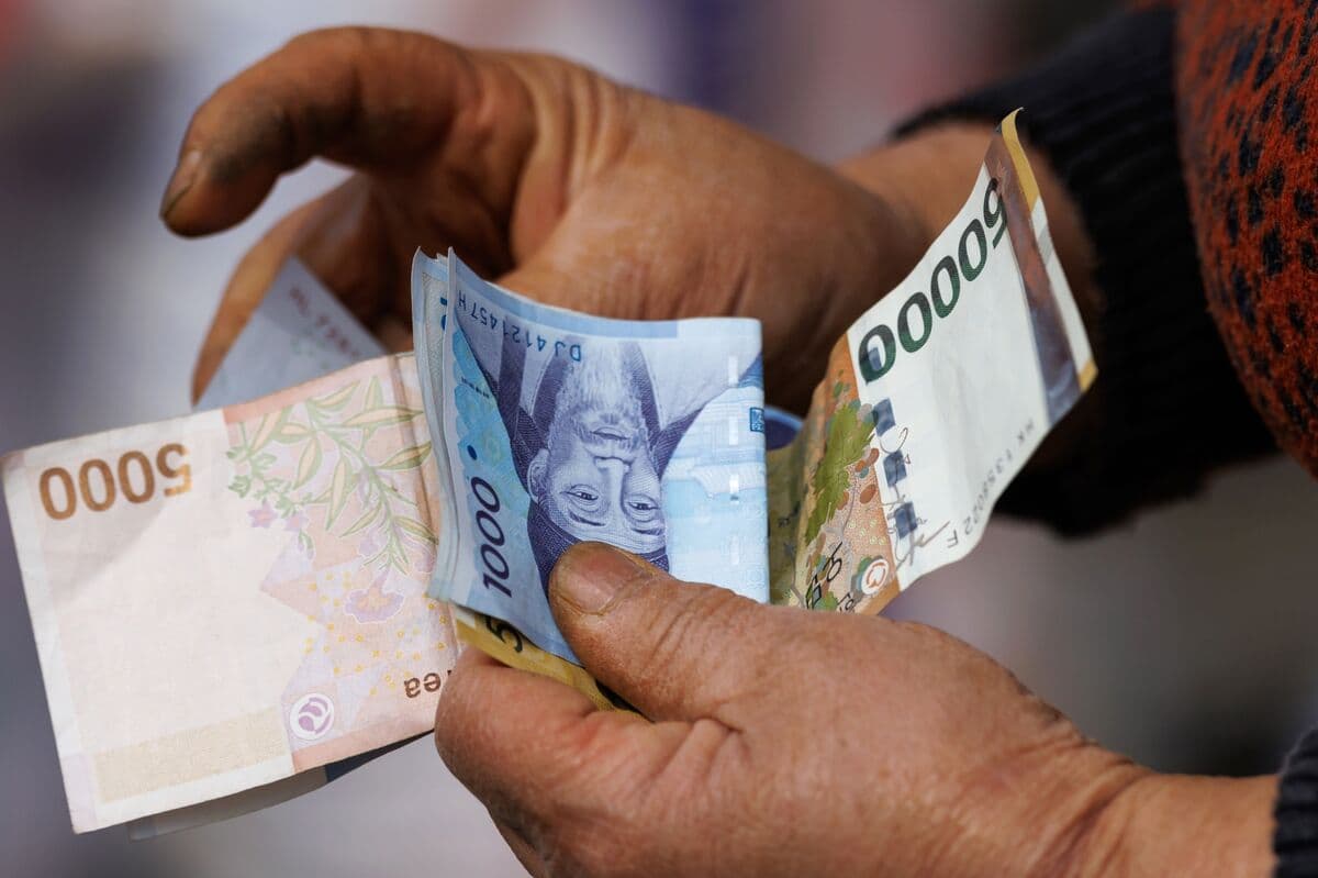 Most Emerging Currencies Slip as Middle East Uncertainty Lingers