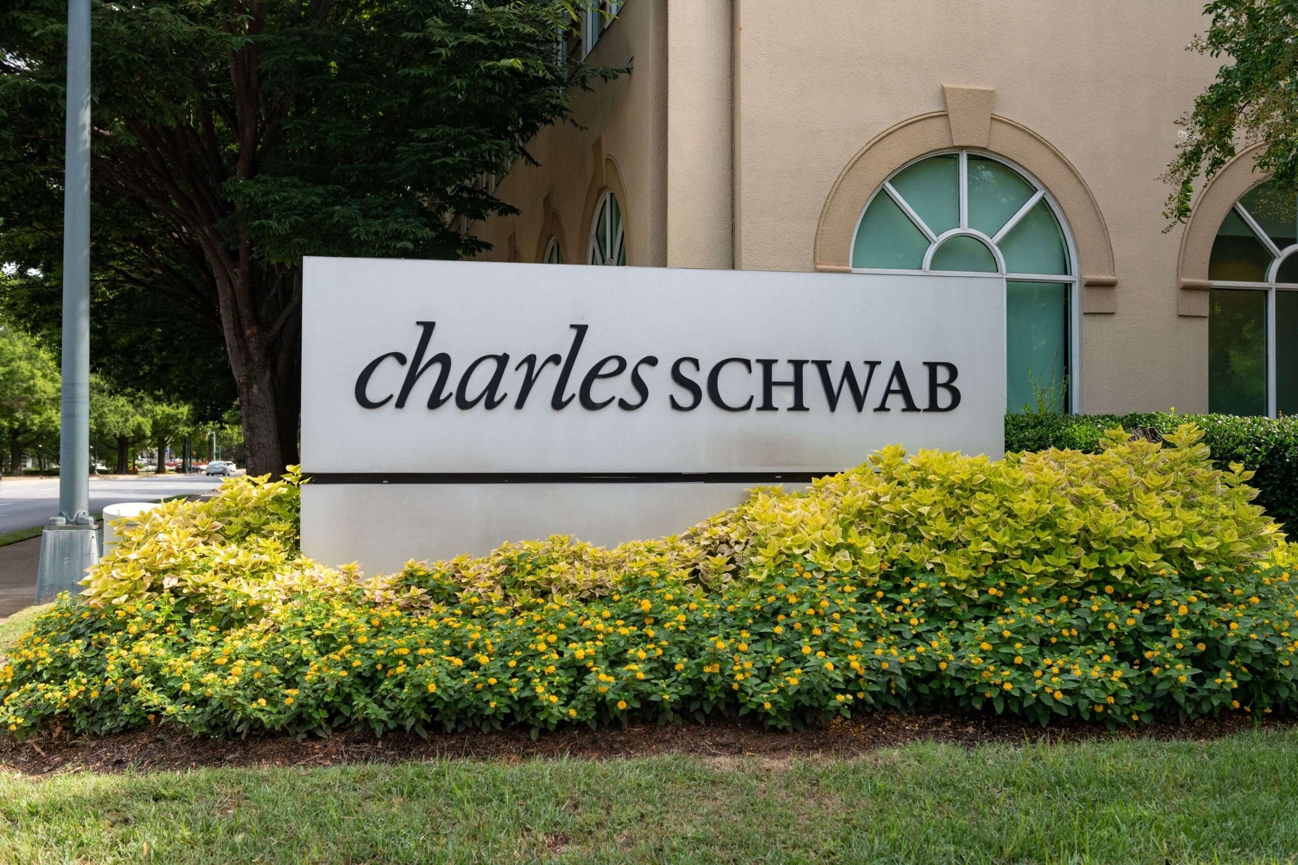 Charles Schwab Adds Spot Bitcoin And Ether Access For Retail Traders In Phases