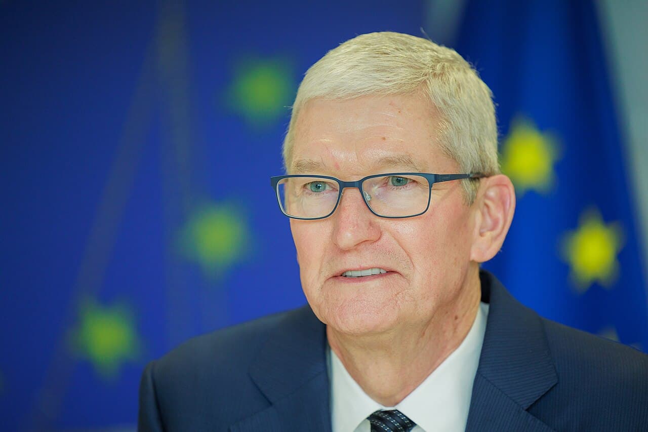 Apple CEO Transition Sparks Crypto Speculation as Tim Cook Steps Down